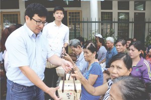 黃金億經理及侯昌志向同胞贈送粽子。