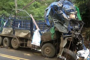 猛烈的撞擊導致車頭凹陷變形，導致兩人當場死亡。（圖源：阮卿）