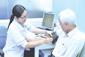 第三郡第十一坊醫療站全科診所醫生為病人診治。