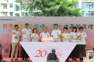 政務司司長張建宗20日在深水埗區主持「共慶回歸顯關懷」活動揭開序幕。（圖源：互聯網）