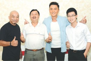 李國威、楊明（左二、三）和導演等合攝。