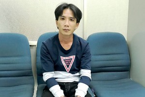 被公安機關抓獲歸案的嫌犯阿半。（圖源：互聯網）