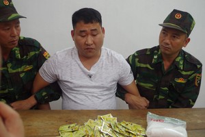 圖為嫌犯沈祺(音譯)與毒品等證物。（圖源：芒街市新聞網）