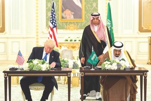 美總統特朗普（左一）與沙特國王簽署軍備和服務協議。（圖源：互聯網）