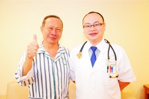 吳乙瑞與聖丹福廣州現代腫瘤醫院醫生合影。