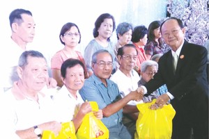 副理事長盧如松向各宗長派發禮物。