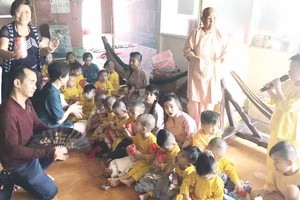 歌手與觀眾給孤兒帶來歡樂。