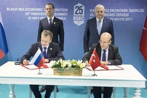 後面站立兩人，分別爲俄土總理。（圖源：互聯網）