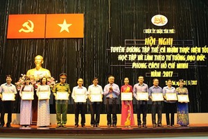 新富郡郡委領導人在會議上向各典範的集體和個人頒發獎狀。（圖源：市黨部電子報）