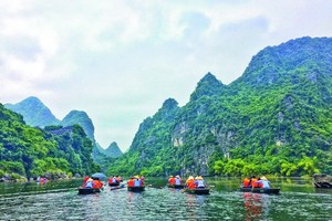 乘船遊覽長安名勝。（圖源：互聯網）