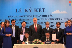 慶和省人委會主席黎德榮與微軟代表人簽署了按智慧城市模式建設芽莊市提案的落實備忘錄。（圖源：慶和省電子報）