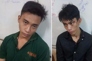 被移交予新興坊公安派出所的兩名劫匪。（圖源：HT）