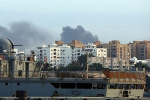 利比亞首都市區冒出濃煙。（圖源：法新社）