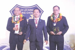 鄒國榮理事長向名譽理事長贈送紀念品。