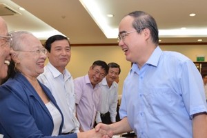 市委書記阮善仁與代表交流。