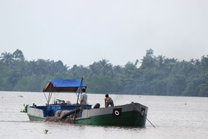 一艘船隻非法在永隆省永廉縣清平洲渚開拓河沙。