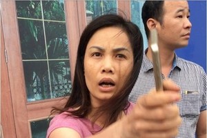 圖為阮氏月自稱新聞工作者並辱罵交警。（圖源：視頻截圖）