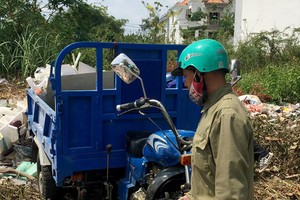 平治東B坊人委會透過民眾的舉報，人贓並獲亂倒垃圾行徑。