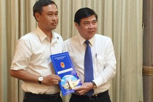 市人委會主席阮成鋒向守德郡郡委書記黃清仁頒發市文體廳廳長委任《決定》。