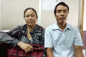 　　韓玉娥與發生車禍後仍未痊癒的兒子春新。