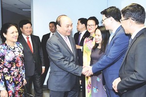 阮春福總理看望我國駐聯合國代表團的幹部人員。(圖源：互聯網)