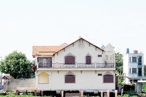 佔用河流的房屋、別墅等建筑工程面臨隨時坍塌的危機。（示意圖來源：互聯網）