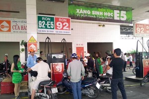 第二區域汽油公司的11號加油站在油槽車給地下儲油庫注油時，仍不暫停營業。(圖源：互聯網)