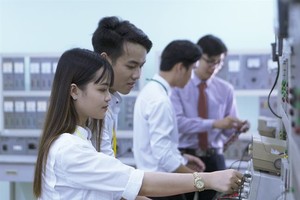 許多中專學校投資先進設備以便學生實習。(圖源：互聯網)