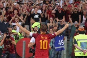 托蒂與球迷告別。（圖源：互聯網）