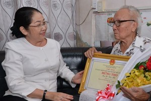 市委副書記武氏蓉親切問候黎晉詩大伯。（圖源：互聯網）