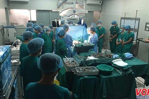 圖為大水鑊醫院移植團隊在手術室內進行心臟移植手術。（圖源：VOH）