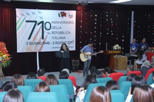 圖為河內大學意大利語系大學生在交流會上表演的精彩文藝節目。（圖源：N.V）