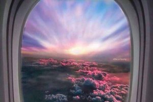 在飛機上坐靠窗的位置，可以欣賞窗外的美麗景色。（示意圖源：互聯網）