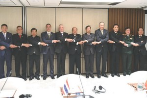 東盟（東協）秘書長黎良明（左一）與東南亞各國國防官員在第16屆香格里拉對話會上合照。（圖源：互聯網）