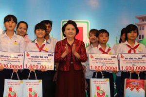 賴謙總經理頒發獎學金給學生。（圖源：曉東）