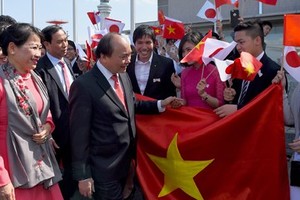 我國留學生在東京機場迎接阮春福總理。(圖源：VGP)