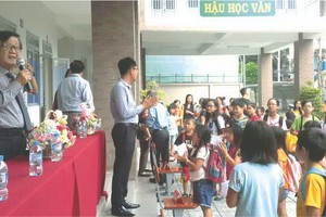 崇正華文中心董事長張世豪在開學典禮上 向學生訓話。