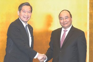 阮春福總理與馬自達汽車董事會成員交談。（圖源：互聯網）