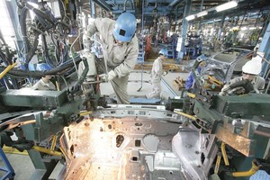 越南Ford公司的汽車組裝流程一隅。