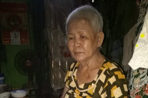 年近古稀的顏女每天都去賣彩票。（資料圖來源：本報讀者工作組）