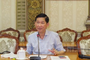 市人委會副主席陳永線在會議上發表指導意見，要求各相關廳、部門促進辦理各標投手續，為本市香料及化工原料經營中心尋找新投資商。（圖源：市黨部新聞網）