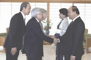 阮春福總理會見日皇明仁與皇后美智子。(圖源：互聯網)