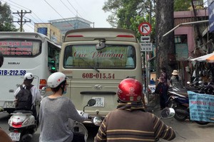 “野雞車”公然停在雄王街旁接客。（資料圖：何慶/VOV）
