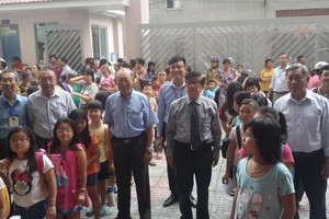 崇正華文中心董事、老師與學生合照。