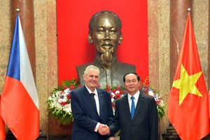 國家主席陳大光（右）同捷克總統米洛什‧澤曼舉行舉行會晤。（圖源：越通社）