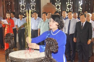 圖為國家副主席鄧氏玉盛與永隆省各位領導、各時期原領導在龍湖縣龍福鄉部長會議主席范雄紀念區舉行上香緬懷儀式。（圖源：永隆報網）