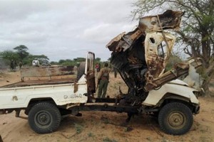 圖為肯尼亞東部靠近索馬里邊界附近路邊炸彈襲擊後的車輛殘骸。（圖源：CFM NEWS）