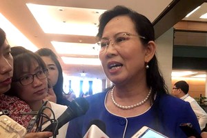 黨中央檢查委員會副主席黎氏水在國會走廊外接受記者訪問時表示，黨中央政治局頒佈黨中央政治局書記處的幹部財產檢查監察規定包括了政治局委員與書記處成員在內的幹部。（圖源：互聯網）