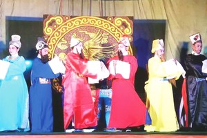 統一粵劇團表演助興。