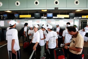 勞工在新山一機場辦理出國手續。（圖源：陶玉石）